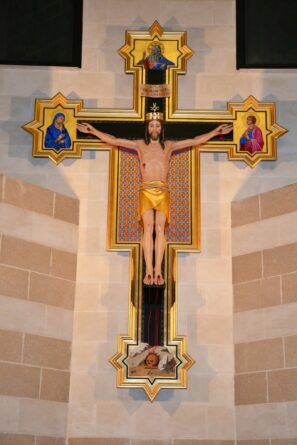 Monumento della Crocifissione di Cristo dipinto con oro e colori