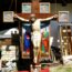 Dipinto di una statua in legno delle crocifissione di Cristo