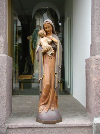 Statua colorata Madonna con Bambino
