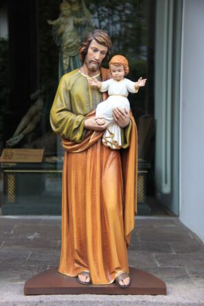 Foto di statua in legno di San Giuseppe con bambino