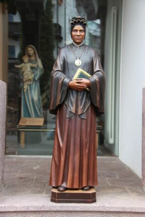 Foto della statua in legno di Giuseppina Bakhita