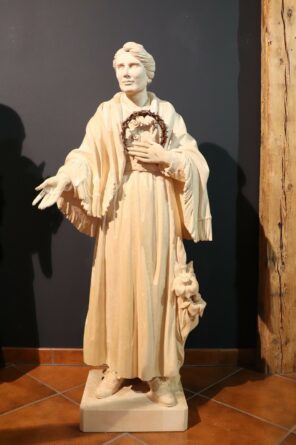 Statua in legno della Beata Edvige Carboni di Ferdinand Stuflesser