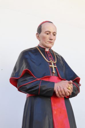 Primo piano statua in legno di Aloysius Stepinac di Ferdinand Stuflesser